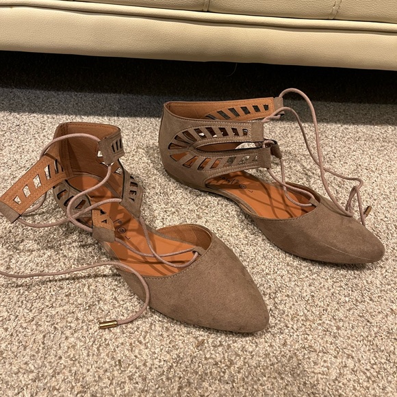 Beige flats. Tie up the ankle. Size 9 - Picture 1 of 2